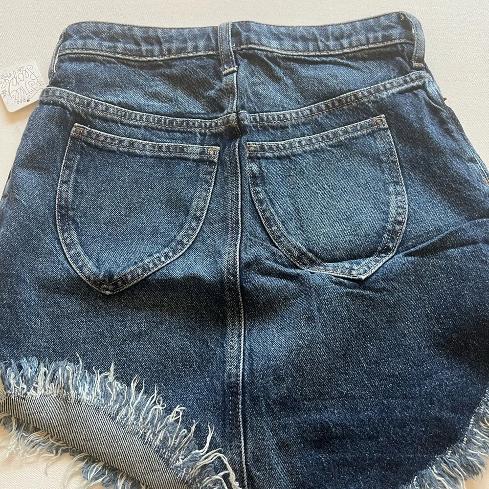We The Free People Women’s 25 Bailey Raw Hem Mini Skirt Blue Wash Denim (E4)‎